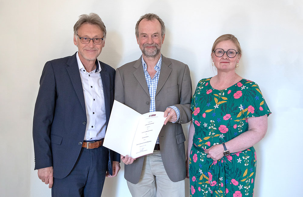 Urkundenübergabe an Dr. Michael Kreutz (Mitte) durch Rektor Prof. Dr.-Ing. Jens Strackeljan (l.) und Dekanin Prof. Dr. Daniela Dieterich (r.)_Fotografin Melitta Schubert